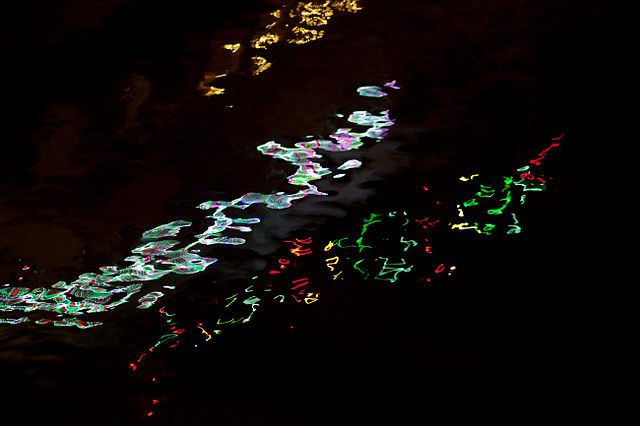 Christmas_lights_reflected_on_moving_water,_Tiburon,_CA