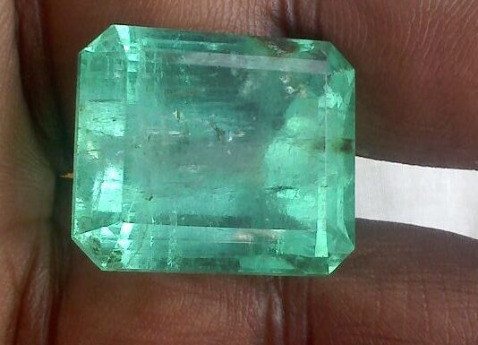 1024px-Cut_emerald_stones_(2)